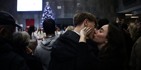 Το χριστουγεννιάτικο φιλί δεν «πιάνει» μόνο κάτω από το γκι, αλλά και στο μετρό της Αθήνας... 