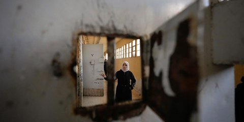 Μια Σύρια βλέπει με δέος την φυλακή-σφαγείο Saydnaya στη Δαμασκό