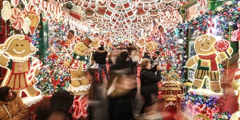 Χριστουγεννιάτικη βόλτα στο βροχερό κέντρο της Αθήνας