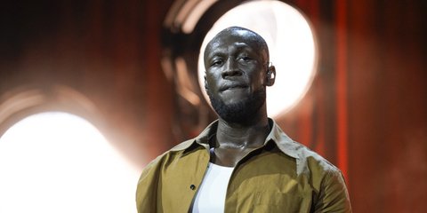 Ropia Raper's Spring Rols O ράπερ Stormzy μιλούσε στο τηλέφωνο ενώ οδηγούσε τη Rolls-Royce του ...