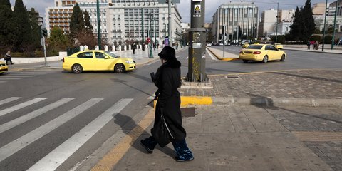 Κρύο στην Αθήνα, γυναίκα με παλτό