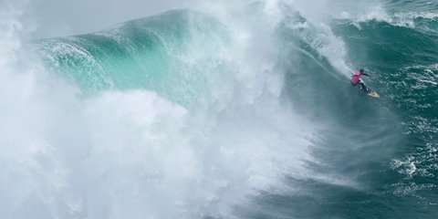 Ο Lucas «Chumbo» Chianca, από τη Βραζιλία, καβαλάει ένα κύμα κατά τη διάρκεια του τουρνουά σέρφινγκ Nazare Big Wave Challenge στην Praia do Norte, στο Nazare της Πορτογαλίας AP Photo/Ana Brigida)