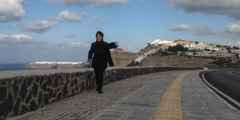 Έρημη η καλντέρα στη Σαντορίνη