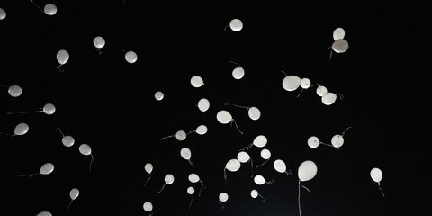 Θεσσαλονίκη: Μπαλόνια στον ουρανό για τα 57 θύματα στην τραγωδία των Τεμπών 