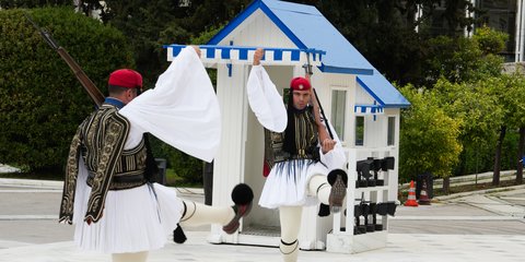 Εύζωνες στο Μνημείο του Άγνωστου Στρατιώτη 