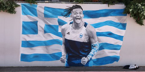 Γκράφιτι σε σχολείο της Θεσσαλονίκης για τον Ολυμπιανίκη Εμμανουήλ Καραλή από τον street artist Μάριο Σιμόπουλο