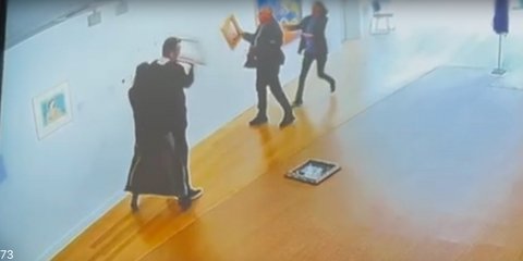 Η στιγμή που ο βουλευτής της Νίκης βανδαλίζει τα έργα τέχνης στην Πινακοθήκη