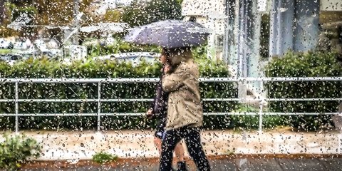 Γυναίκες με ομπρέλα στη βροχή