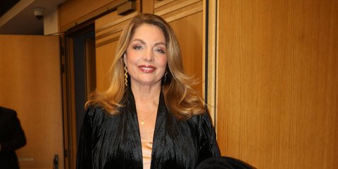 Πώς η Άντζελα Γκερέκου «έσπασε» τη μονοχρωμία στο look της με ένα πανωφόρι -Ιδανικό για τη μεταβατική περίοδο