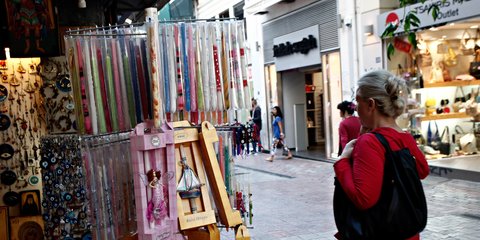 Λαμπάδες και δώρα στα καταστήματα για τις ημέρες του Πάσχα