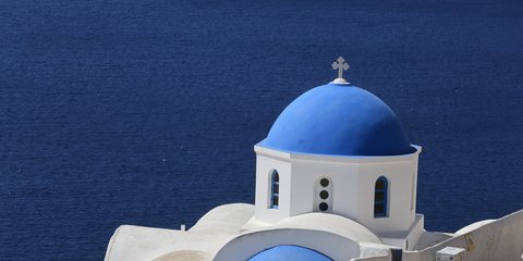 Το απόλυτο γαλάζιο του Αιγαίου στη Σαντορίνη