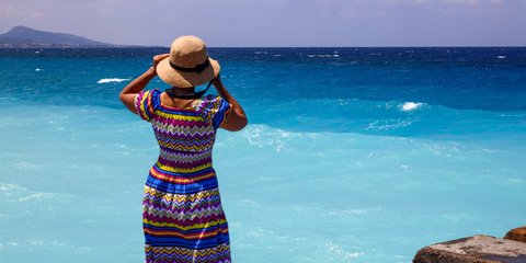 Γυναίκα αντικρίζει την φουρτουνιασμένη θάλασσα 