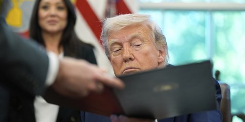 Ντοναλντ Τραμπ διαβαζει 