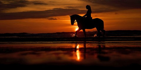 Δύση στο Βισκαϊκό κόλπο: Μια 23χρονη αναβάτις με το άλογό της σε παραλία της Ισπανίας