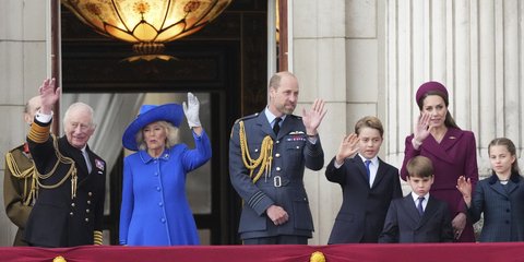  Στο μπαλκόνι του Μπάκιγχαμ σύσσωμη η βασιλική οικογένεια