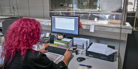 Εκλογές 2023 / μια υπάλληλος εφορίας γράφει στον υπολογιστή της