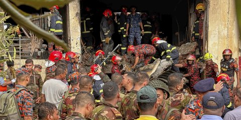 Πυροσβέστες εξετάζουν τα συντρίμμια του αεροσκάφους που έπεσε σε σχολείο στο Μπαγκλκαντές