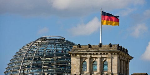 Η σημαία της Γερμανίας κυματίζει στον ιστό της Μπούντεσταγκ