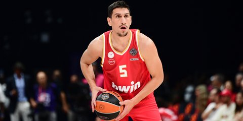 Ο Γιαννούλης Λαρεντζάκης με τη φανέλα του Ολυμπιακού