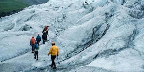 Εδώ ψηνόμαστε, εκεί κρυώνουν: Πεζοπορία στον παγετώνα Falljokull στην Ισλανδία