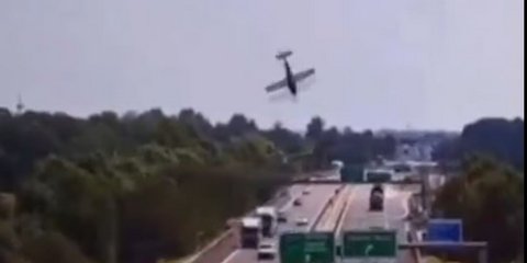 Αεροσκάφος προσκρούει σε αυτοκινητόδρομο