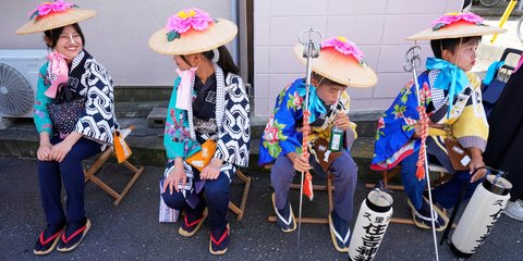 Παιδιά με πολύχρωμα κοστούμια στο ετήσιο φεστιβάλ Kurihama έξω από το Τόκιο 
