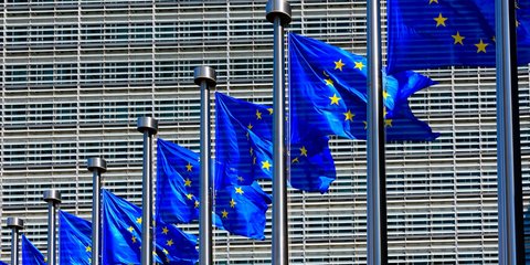 Σημαίες της ΕΕ έξω από το κτίριο της Κομισιόν στις Βρυξέλλες