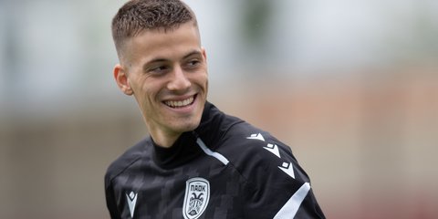 Ο Γιάννης Κωνσταντέλιας με το σήμα του ΠΑΟΚ στο στήθος