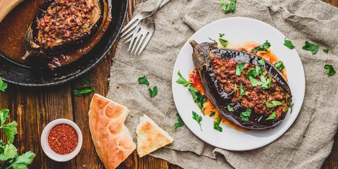 Μελιτζάνες γεμιστές με κιμά / Φωτογραφία: Shutterstock