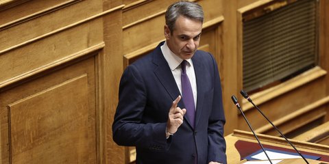 Ο πρωθυπουργός Κυριάκος Μητσοτάκης στο βήμα της Ολομέλειας της Βουλής