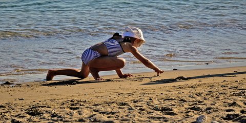 Ένα παιδί χτίζει μελλοντικές αναμνήσεις από το ελληνικό καλοκαίρι 