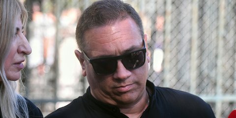 Ο πατέρας της Κυριακής Γρίβα, έξω από το δικαστήριο