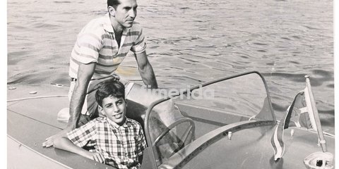 Ο Κώστας Πολίτης με τον μικρό Αλέξανδρο Ωνάση στο ταχύπλοο που οδηγούσε ο 8χρονος