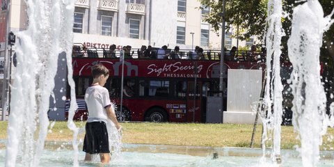Παιδί σε συντριβάνι