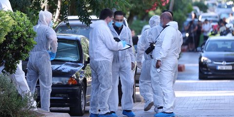 Στελέχη των ΤΕΕΜ έξω από το σπίτι του Γιάννη Πρετεντέρη όπου εντοπίστηκε εκρηκτικός μηχανισμός