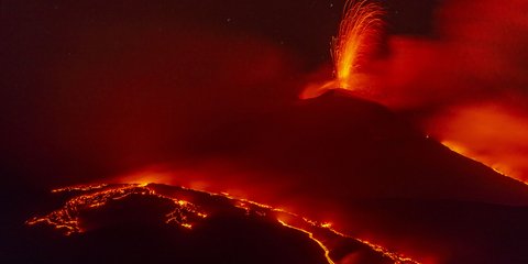 Εντυπωσιακές εικόνες από τη ηφαιστειακή δραστηριότητα στην Αίτνα