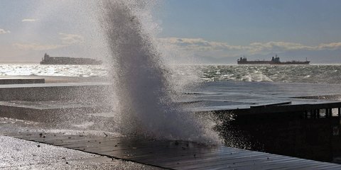Ψηλά κύματα στα λιμάνια λόγω των ισχυρών ανέμων