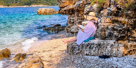 Διαβάζοντας ένα βιβλίο στην παραλία