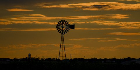 Η... μοναξιά ενός ανεμόμυλου κατά το ηλιοβασίλεμα στο Τέξας