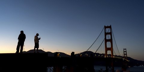 Ο ήλιος δύει στην γέφυρα Γκλόντεν Γκέιτ στο Σαν Φρανσίσκο