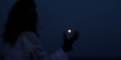 Κρατώντας την Αυγουστιάτικη Πανσέληνο