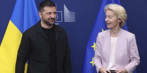 Ο Βολοντίμιρ Ζελένσκι με την Ούρσουλα φον ντερ Λάιεν στις Βρυξέλλες