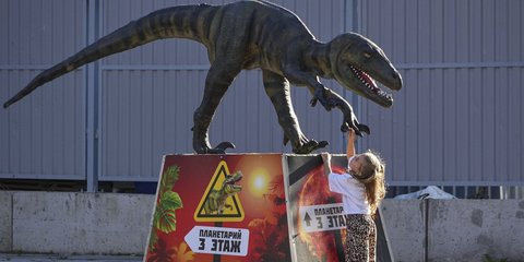 Κάνοντας... χειραψία με δεινόσαυρο στη Ρωσία