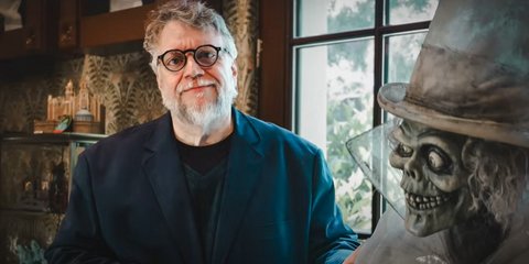 Ο Γκιγιέρμο ντελ Τόρο με ένα από τα έργα τέχνης του