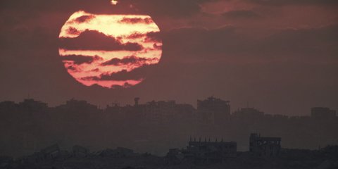 Ένα διαφορετικό ηλιοβασίλεμα στη Γάζα
