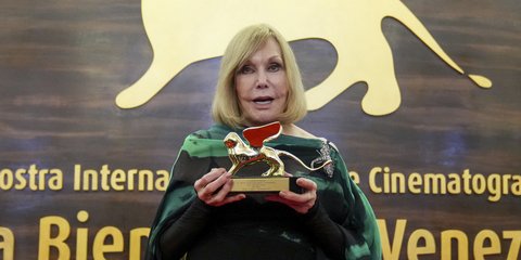 Η Κιμ Νόβακ βραβεύτηκε με το Χρυσό Λιοντάρι για το σύνολο της καριέρας της, στο Φεστιβάλ Κινηματογράφου της Βενετίας, τη Δευτέρα 1 Σεπτεμβρίου 2025 
