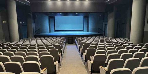 Εργονομικά καθίσματα και νέα σκηνή στο θέατρο Αλφα Ληναίος-Φωτίου