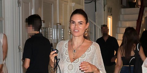 Μιράντα Πατέρα: Η πεθερά του Κωνσταντίνου Αργυρού με μίνι λευκό φόρεμα και ψηλοτάκουνα -Γιόρτασε τα γενέθλιά της