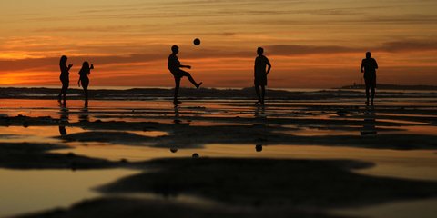 Παιχνίδι στην παραλία, με φόντο το ηλιοβασίλεμα