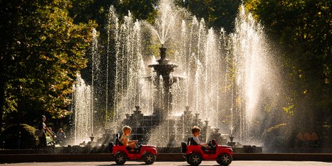Παιδικές κόντρες με αυτοκινητάκια στο Κισινάου της Μολδαβίας